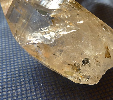 ヒマラヤ水晶原石特殊内包物017-4