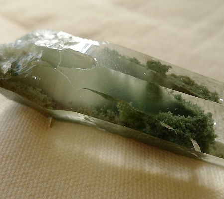 ヒマラヤ水晶原石針金形状内包物入り021-10