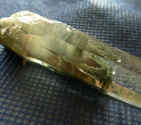 ヒマラヤ水晶原石針金形状内包物入り021-5