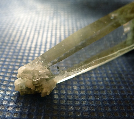 ヒマラヤ水晶原石針金形状内包物入り021-6