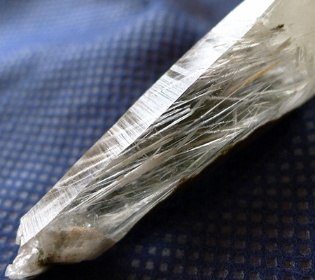 ヒマラヤ水晶原石針金形状内包物入り029-5
