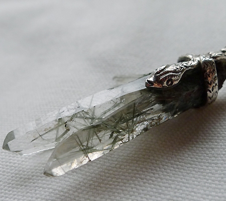 ヒマラヤ水晶ペンダント針金形状内包物入り058-8